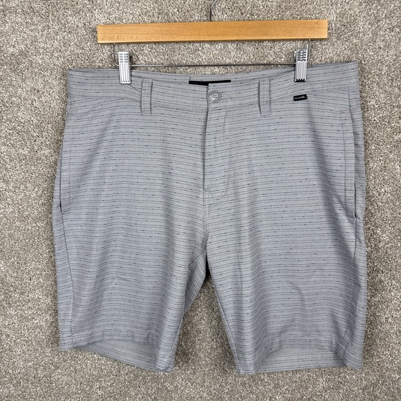 Travis Mathew Shorts Men's 36 Stretch Performance Golf Gray Striped - Picture 1 of 7